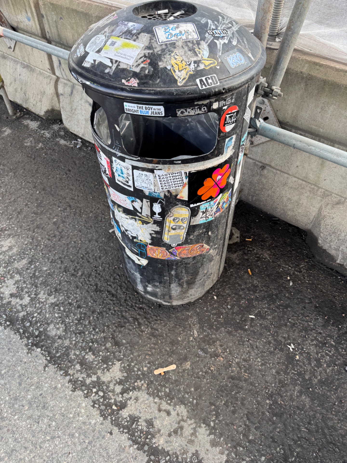 📸 Photo bingo: A sticker (outside)