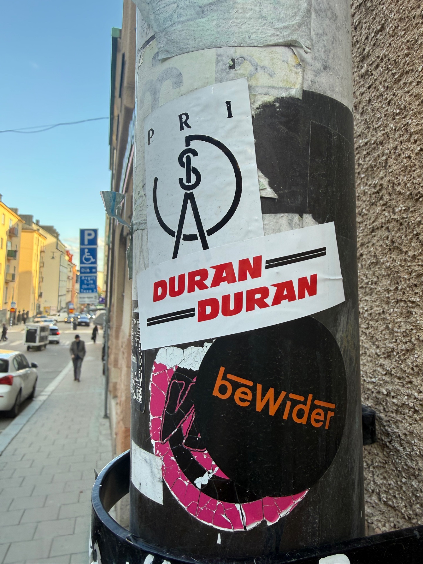 📸 Photo bingo: A sticker (outside)