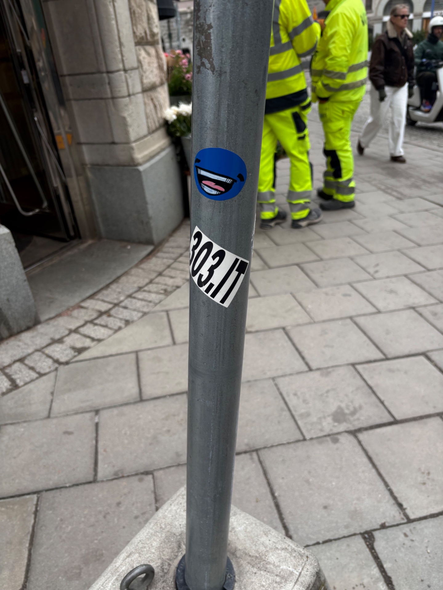 📸 Photo bingo: A sticker (outside)