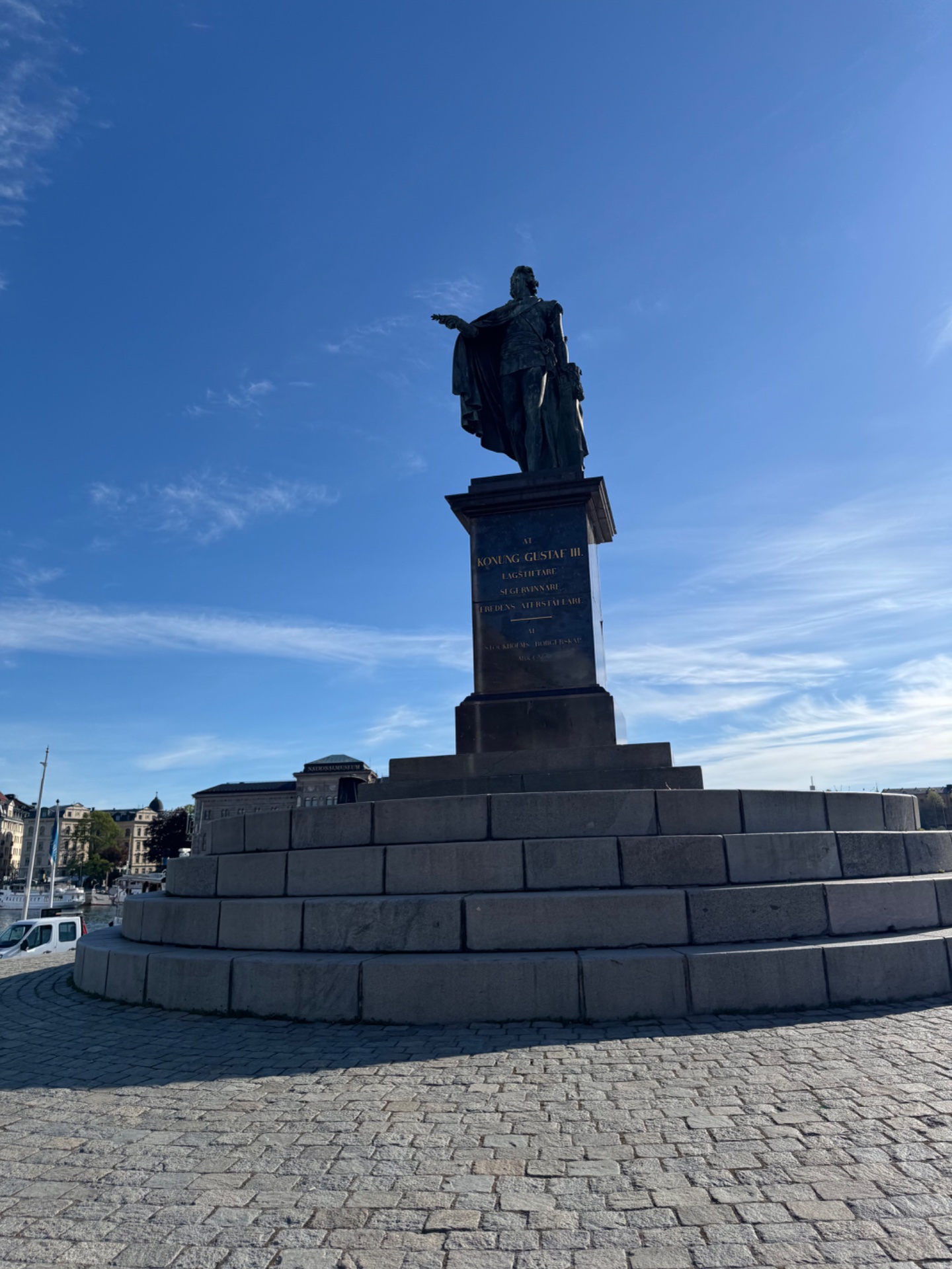 📸 Photo bingo: A statue