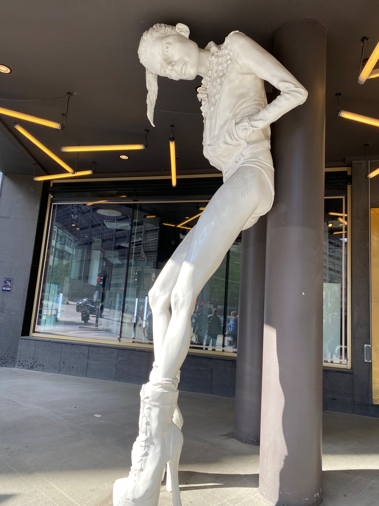 📸 Photo bingo: A statue