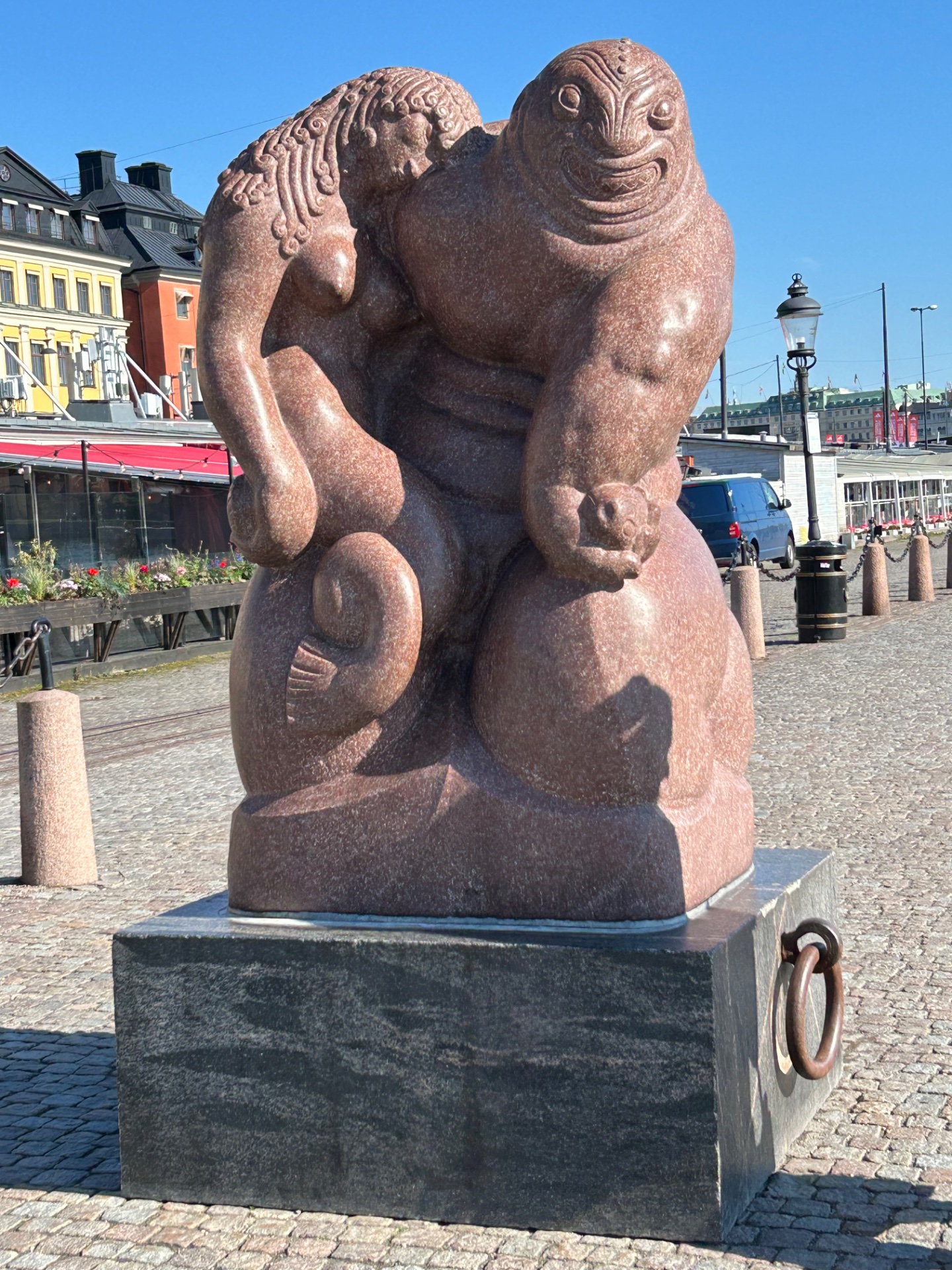 📸 Photo bingo: A statue