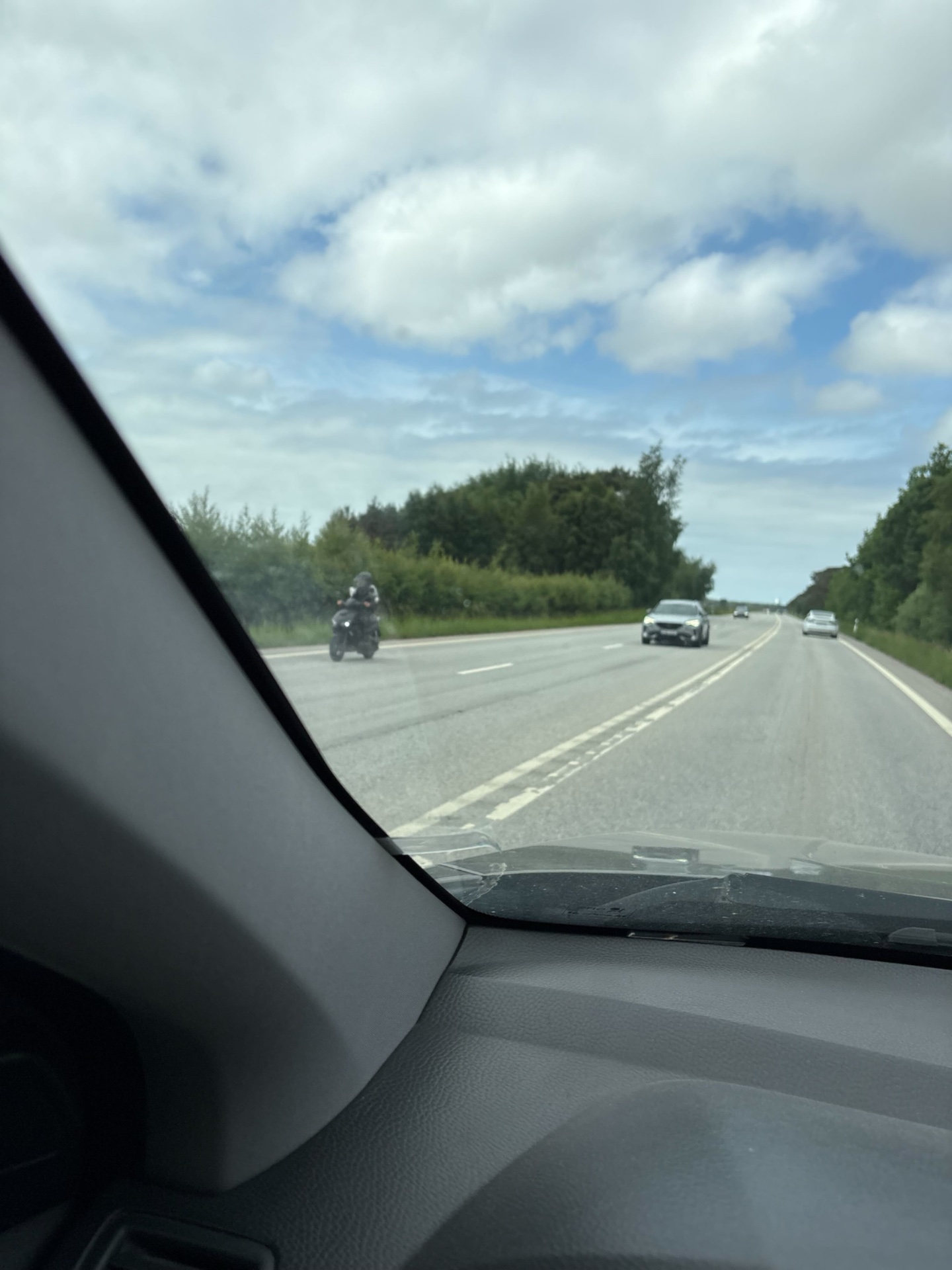 📸 Photo bingo: Someone riding an MC