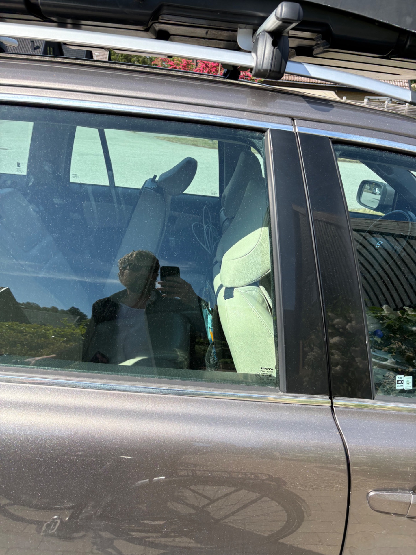📸 Photo bingo: A reflection of you in a window