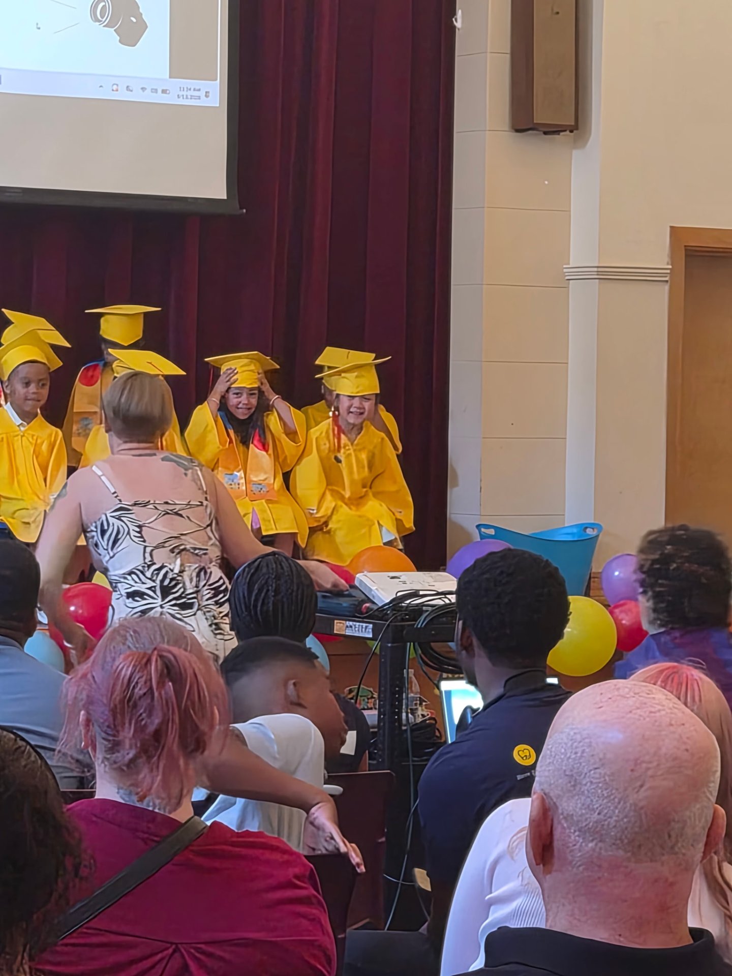 📸 Photo bingo: A graduation cap