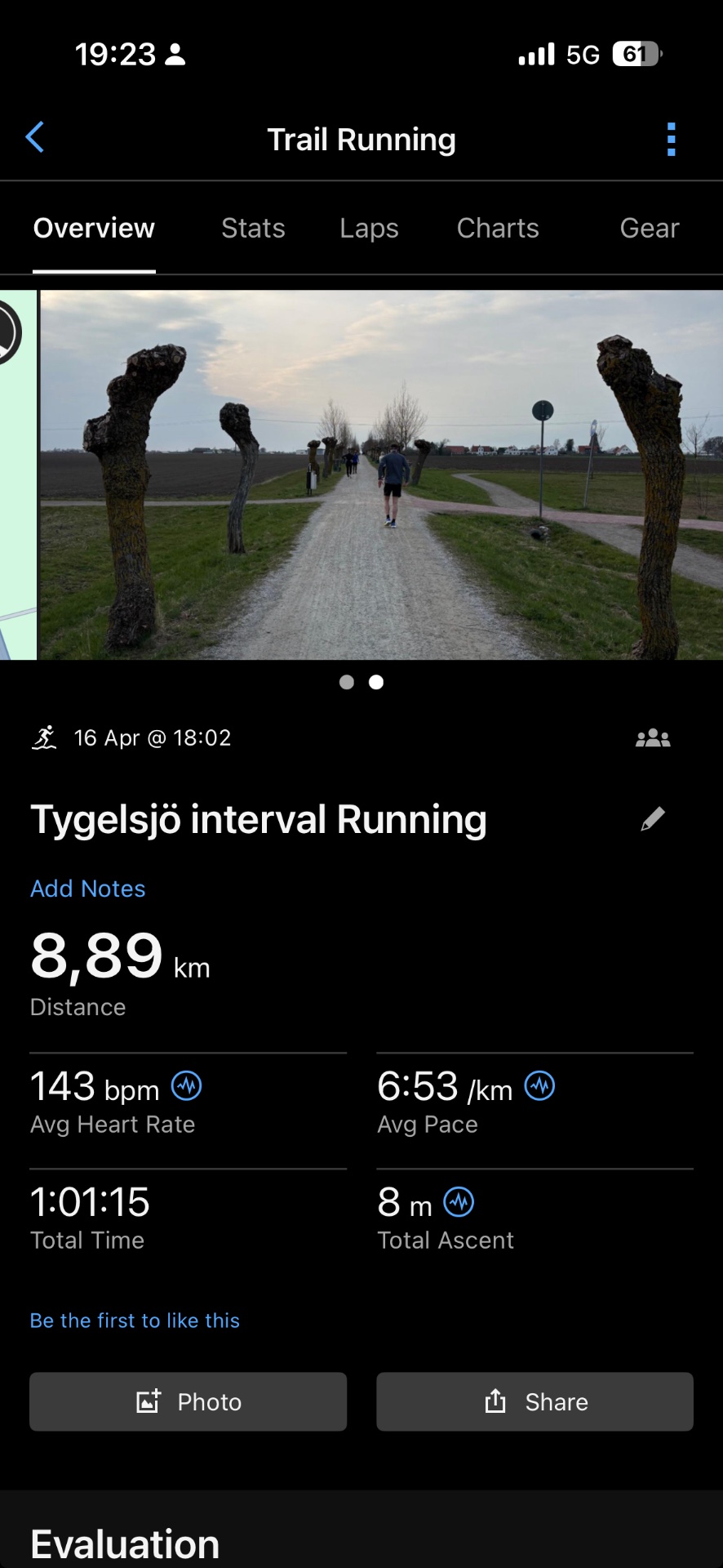 An impressive trail running interval workout covering 8.89 km on a scenic countryside path. The runner maintained a solid average pace of 6:53/km with an average heart rate of 143 bpm over just over an hour of intense effort.