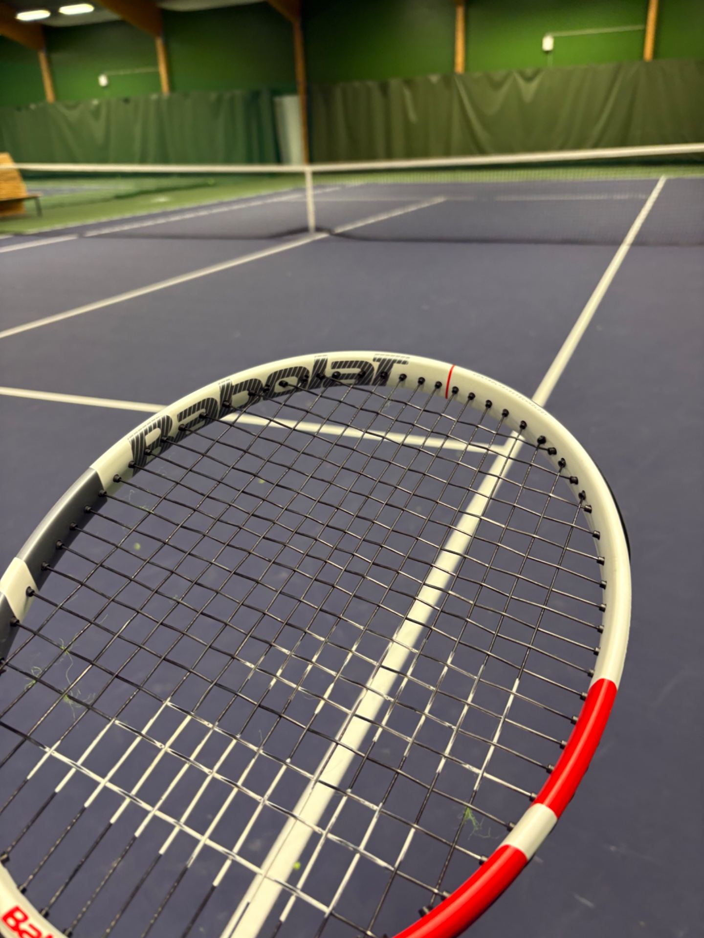 Tennis session on an indoor court! This classic racquet sport combines explosive movements, lateral agility, and sustained cardiovascular effort for a great full-body workout.