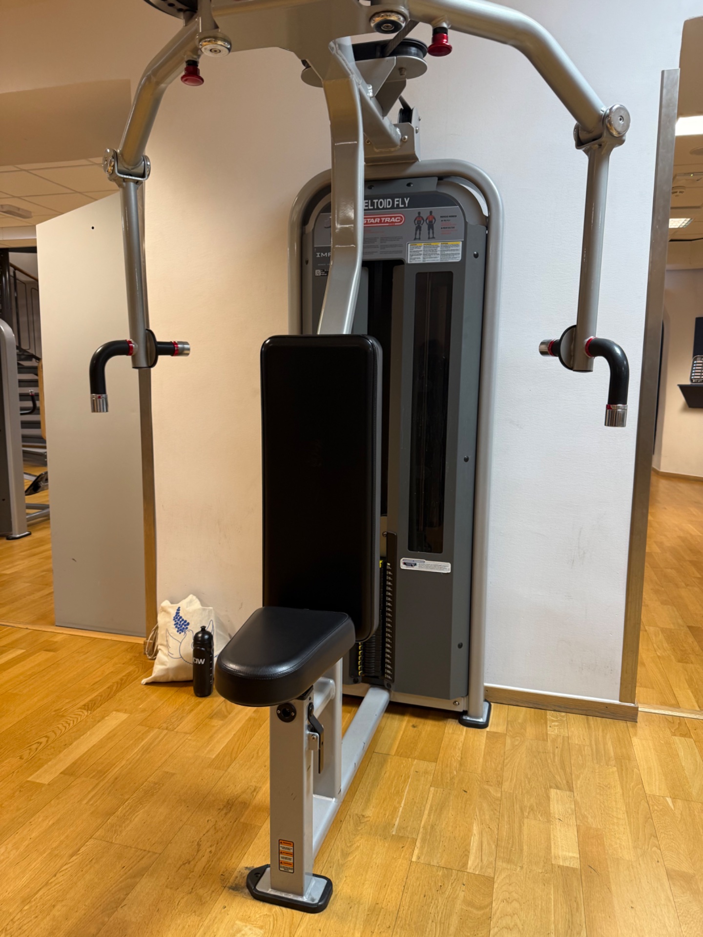 A cable machine workout setup at the gym! This piece of equipment is perfect for targeted resistance training and building muscle through controlled cable exercises.