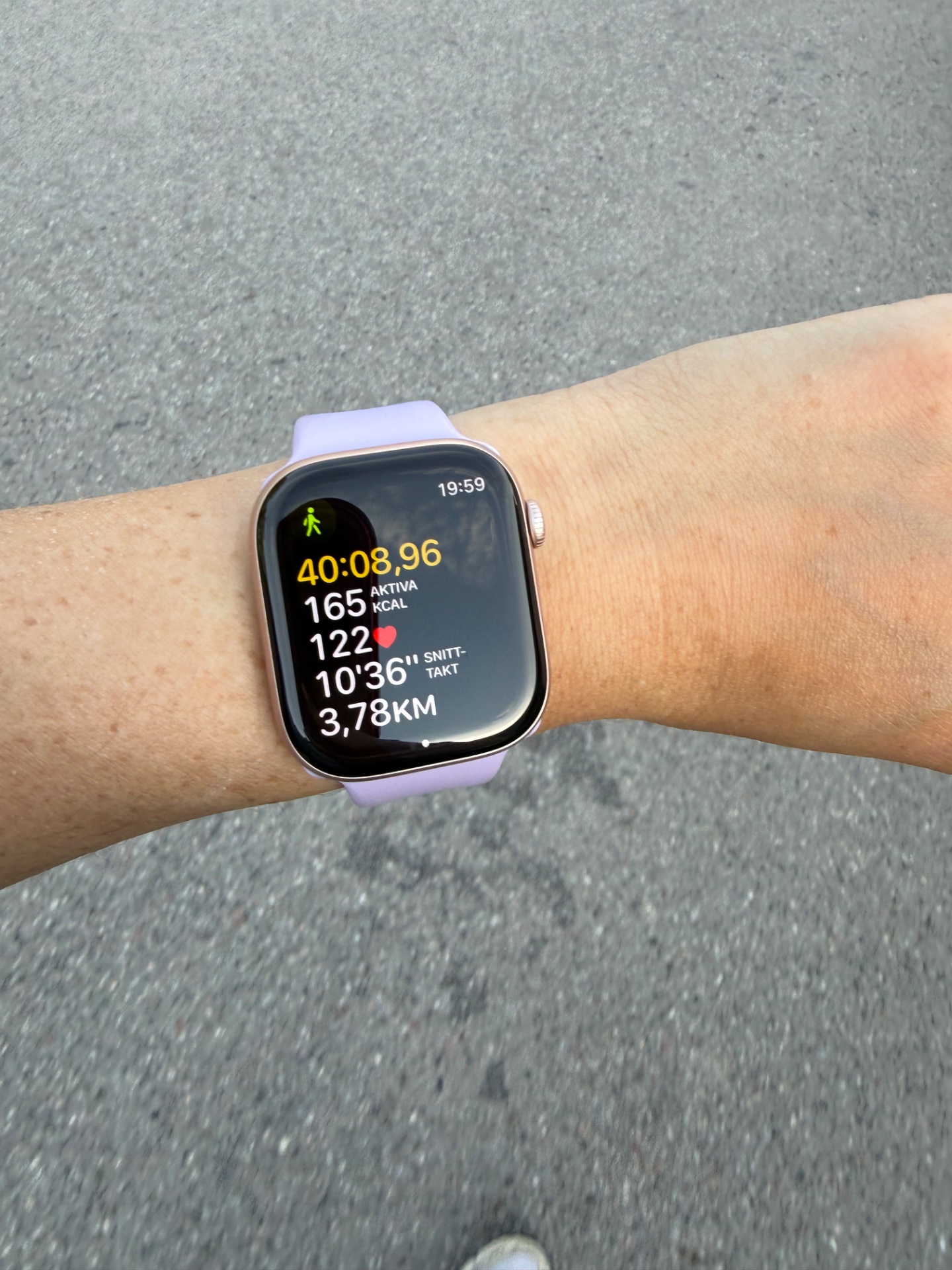 Great running session! Covered 3.78 km in 40 minutes with 165 active calories burned and an average heart rate of 122 bpm—solid steady-state cardio effort.